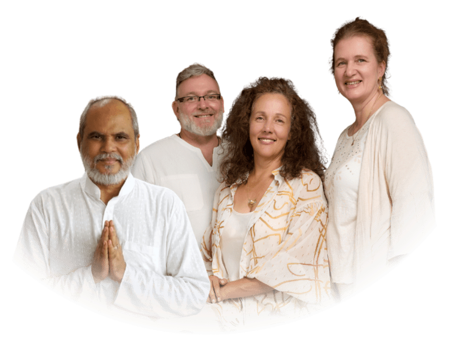 Guruji mit Ulrike, Alexandra und Christian vom Roten Zelt. Begleitung für spirituelle Liebesbeziehungen, Heilung und bewusste Partnerschaft