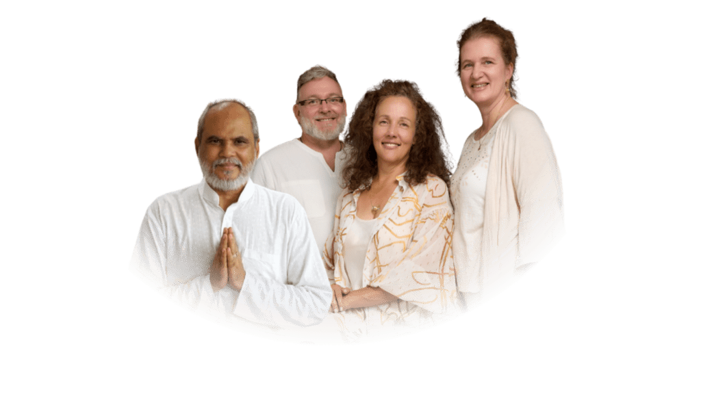 Guruji mit Ulrike, Alexandra und Christian vom Roten Zelt. Begleitung für spirituelle Liebesbeziehungen, Heilung und bewusste Partnerschaft
