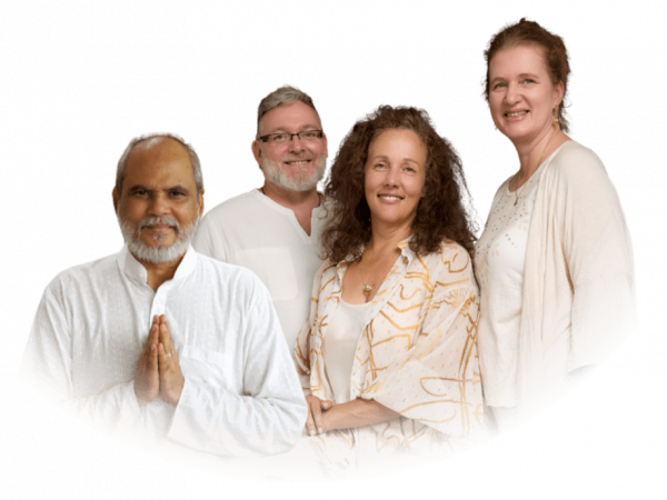 Guruji mit Ulrike, Alexandra und Christian vom Roten Zelt. Begleitung für spirituelle Liebesbeziehungen, Heilung und bewusste Partnerschaft